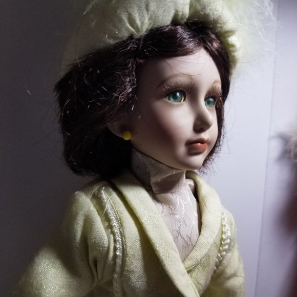 Set of two Collectible Memories Porcelain Dolls - Picture 8 of 9